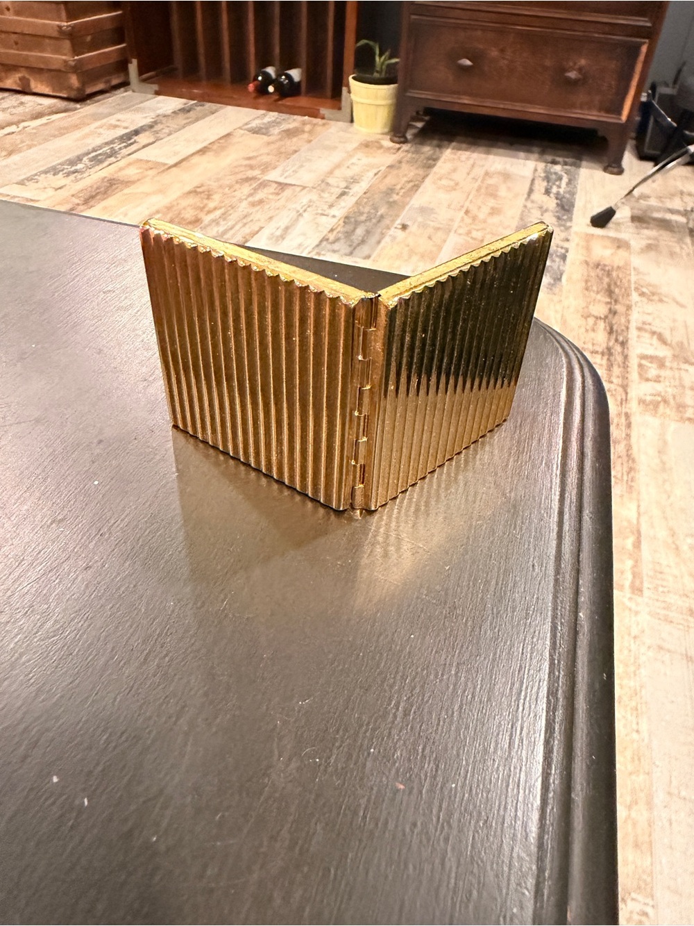 Gold Ribbed Compact Mirror- Elegant Accessory - Picture 3 of 4